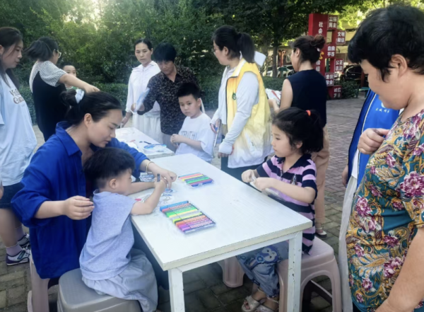 实盘配资app 南苑街道博古庄社区开展“童心绘清风 手绘清凉扇”活动